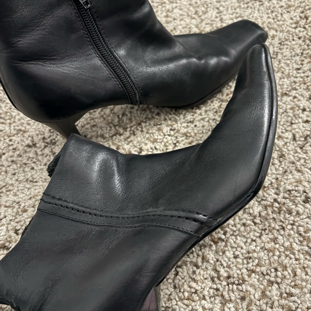 Woman’s black kitten heel boots